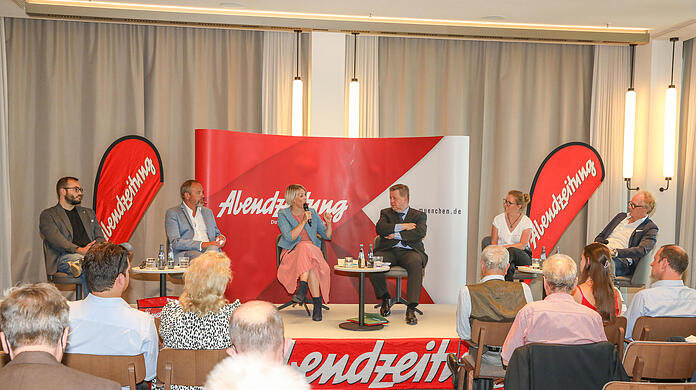 Auf dem Podium (von links): Christian Köning (SPD), AZ-Chefredakteur Michael Schilling, Katrin Habenschaden (Grüne), Robert Brannekämper (CSU), AZ-Lokalchefin Sophie Anfang, Hochhaus-Architekt Fabian Ochs.