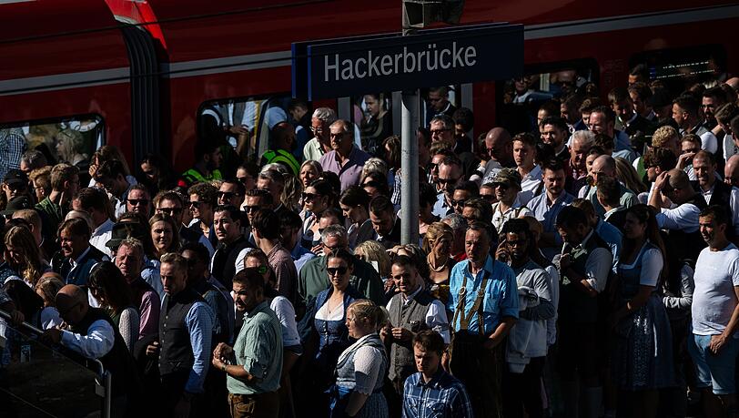 An der Hackerbrücke steigen viele Wiesnbesucher in die S-Bahn ein und aus. (Archivbild)