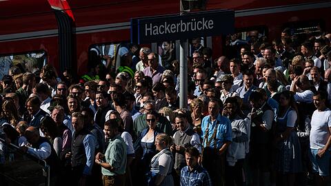 Gerade an der Hackerbrücke steigen viele Wiesnbesucher in die S-Bahn ein und aus (Archivbild).