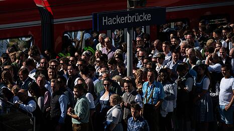 An der Hackerbrücke steigen viele Wiesnbesucher in die S-Bahn ein und aus. (Archivbild)