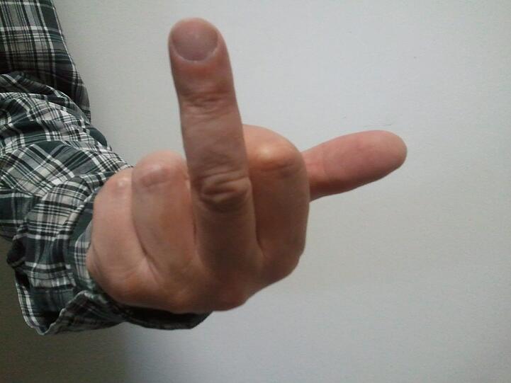 Ganz schön frech: Ein Radler zeigte den Beamten den Stinkefinger.