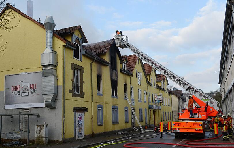In den Flammen kamen mindestens acht Menschen ums Leben. Die Bilder von den Löscharbeiten.