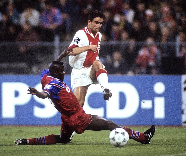 Sammy Kuffour (18 Jahre, 1 Monat, 26 Tage): Kam 1993 vom FC Turin, blieb bis 2005. Schoss Bayern zum Weltpokalsieg, sang &bdquo;Roood-weiße Drriggo, wir wolle roood-weiße Drriggo!&ldquo; Danach beim AS Rom und bei Ajax Amsterdam.