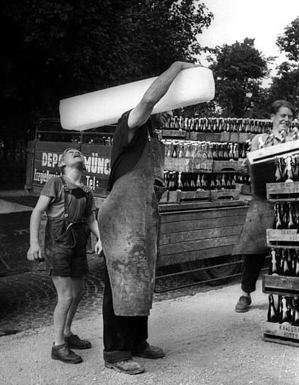 1957: Die Bierkeller werden in den Gaststätten noch mit Stangeneis gekühlt.