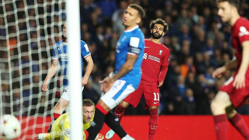 Liverpools Mohamed Salah (2.v.r) erzielt an Rangers-Torhüter Allan McGregor vorbei das vierte Tor seiner Mannschaft.