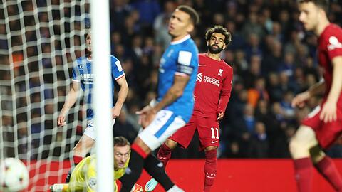 Liverpools Mohamed Salah (2.v.r) erzielt an Rangers-Torhüter Allan McGregor vorbei das vierte Tor seiner Mannschaft.