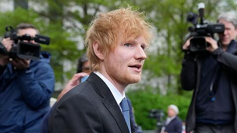 Ed Sheeran verlässt das New Yorker Bundesgericht, nachdem er seinen Prozess gewonnen hat.