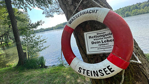 In die Suche nach dem Vermissten waren rund 120 Rettungskräfte von Feuerwehr und Wasserwacht sowie ein Polizeihubschrauber eingebunden. (Symbolbild)
