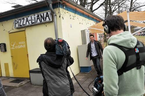 Die Fernsehmacher drehen vor der Pizzeria in Langwasser.