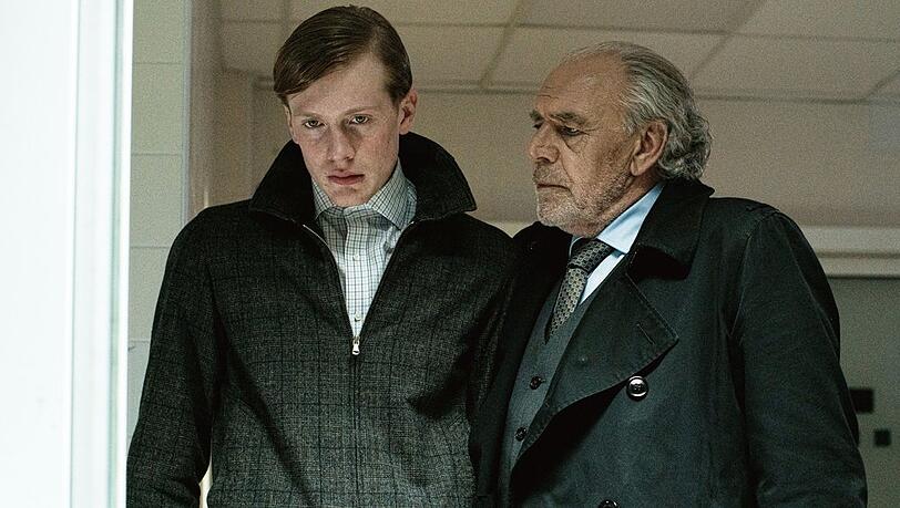 "Der Zürich-Krimi: Borchert und die Glut des Bösen": Borchert (Christian Kohlund, r.) zeigt dem Tatverdächtigen Bruno Zumthor (Casper von Bülow, l.) die Leiche der getöteten Studentin. "Der Zürich-Krimi: Borchert und die Glut des Bösen": Borchert (Christian Kohlund, r.) zeigt dem Tatverdächtigen Bruno Zumthor (Casper von Bülow, l.) die Leiche der getöteten Studentin.