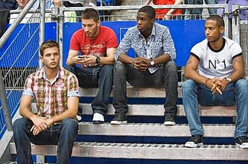 Gegen seine ehemaligen Kollegen zum Zuschauen verdammt: Ex-Cluberer Dennis Diekmeier (l.), hier mit den HSV-Profis Tunay Torun, Lennard Sowah und Dennis Aogo (v.l.) .