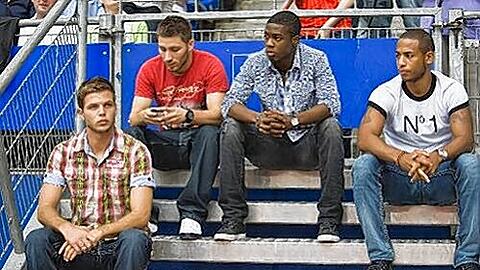 Gegen seine ehemaligen Kollegen zum Zuschauen verdammt: Ex-Cluberer Dennis Diekmeier (l.), hier mit den HSV-Profis Tunay Torun, Lennard Sowah und Dennis Aogo (v.l.) .