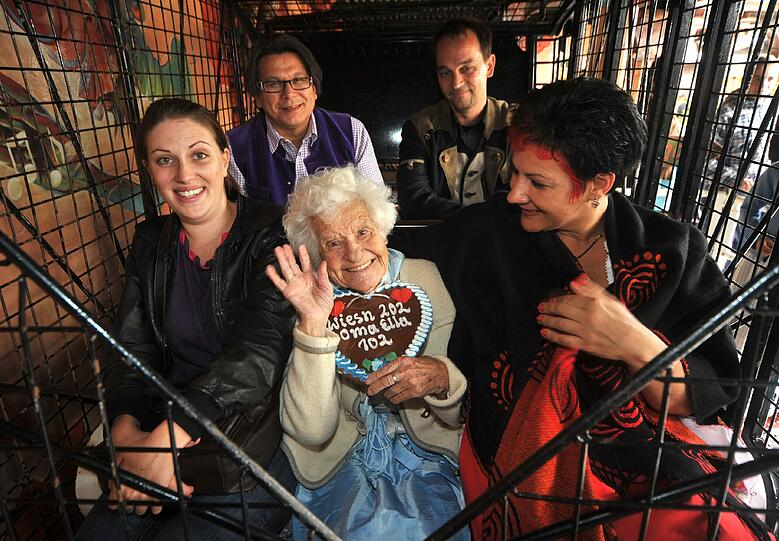 Mit Herz bei der Sache: Die Seniorin mit ihrer Familie und AZ-Reporterin Jasmin Menrad (l.).