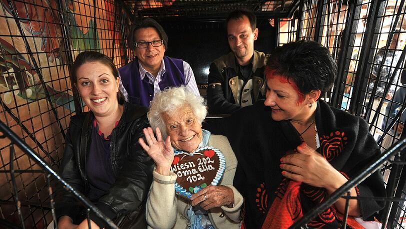 Mit Herz bei der Sache: Die Seniorin mit ihrer Familie und AZ-Reporterin Jasmin Menrad (l.). Mit Herz bei der Sache: Die Seniorin mit ihrer Familie und AZ-Reporterin Jasmin Menrad (l.).