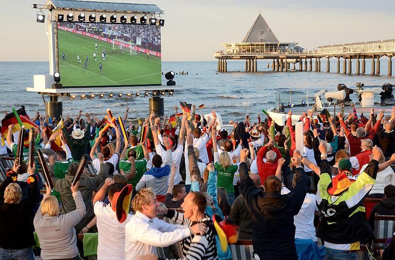 Von der ARD zum ZDF. Der Mainzer Sender berichtet während der Fußball-Europameisterschaft vom "Fußball-Strand" aus Usedom. ZDF-Moderatorin Kathrin Müller-Hohenstein und Experte Oliver Kahn analysieren, diskutieren und twittern vom 8. Juni bis zum 1. Juli vom Usedomer "Strand-Studio".