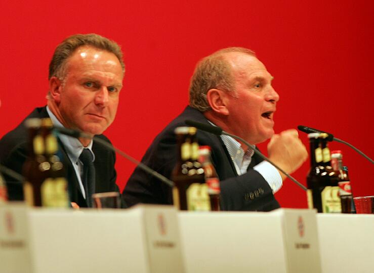 Hoeneß, im November 2007: &bdquo;Was glaubt ihr eigentlich alle, wer ihr seid?&ldquo;
Als Bayern-Mitglied Ralf Seeliger über die &bdquo;fehlende Stimmung in der Allianz Arena&ldquo; sowie über &bdquo;Champagner schlürfende Logen-Gäste&ldquo; motzte und anklagte, dass &bdquo;bei 1860 mehr los ist", flippte Hoeneß aus. Ein kapitaler Wutausbruch, bei dem er sich den Frust von der Seele redet.