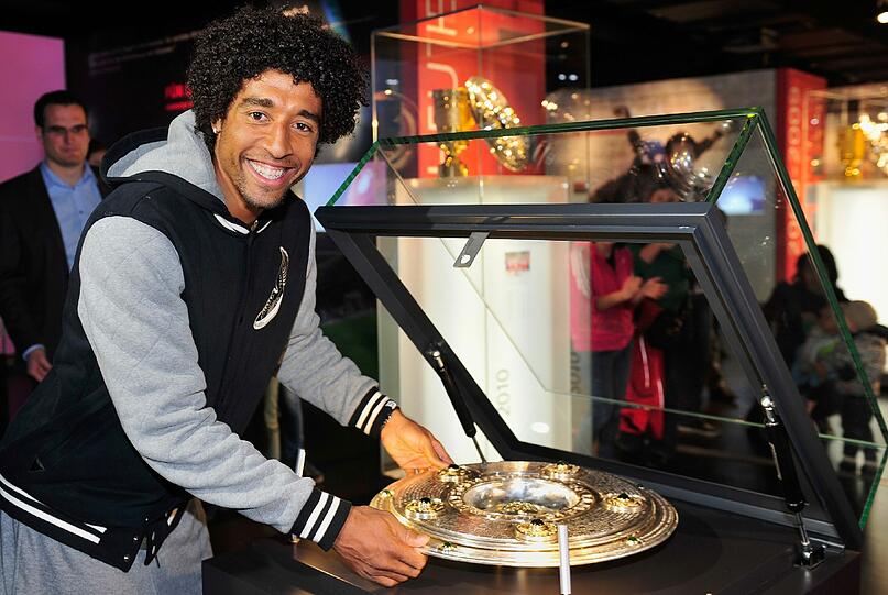 Dante bringt die Meisterschale in die FC Bayern Erlebniswelt