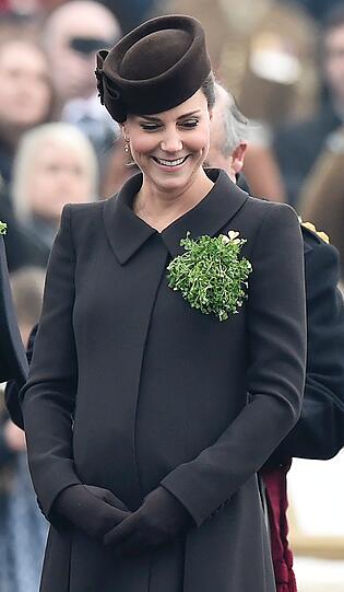 Herzogin Kate überreicht den Soldaten des Regiments Irish Guards am St. Patrick's Day  Sträußchen aus Kleeblättern