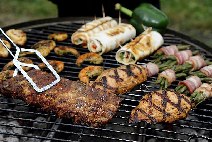 G wie Gepökeltes: gehört nicht auf den Grill. Über dem Feuer entstehen gefährliche Stoffe.