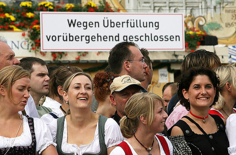 "Wegen Überfüllung vorübergehend geschlossen": Vor allem am Wochenende ist auf der Wiesn viel los - einen Platz im Zelt zu ergattern ist dann fast unmöglich.