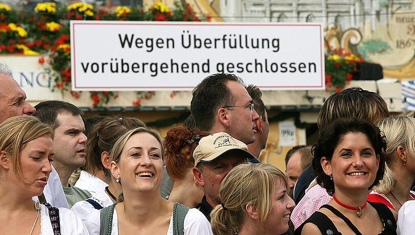 "Wegen Überfüllung vorübergehend geschlossen": Vor allem am Wochenende ist auf der Wiesn viel los - einen Platz im Zelt zu ergattern ist dann fast unmöglich. "Wegen Überfüllung vorübergehend geschlossen": Vor allem am Wochenende ist auf der Wiesn viel los - einen Platz im Zelt zu ergattern ist dann fast unmöglich.