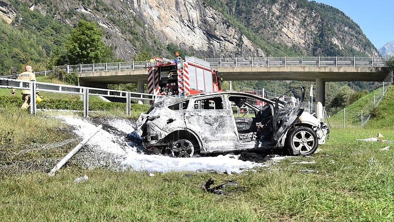 Der ausgebrannte Ford der Münchner Familie an der Unfallstelle an der Autobahn A 13 bei Lostallo im Schweizer Kanton Graubünden.