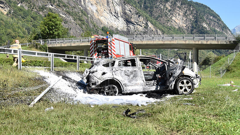 Der ausgebrannte Ford der Münchner Familie an der Unfallstelle an der Autobahn A 13 bei Lostallo im Schweizer Kanton Graubünden. Der ausgebrannte Ford der Münchner Familie an der Unfallstelle an der Autobahn A 13 bei Lostallo im Schweizer Kanton Graubünden.