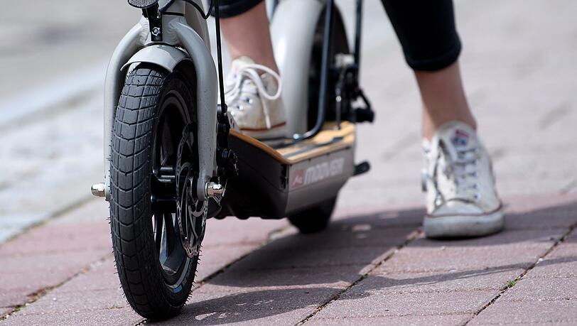 Seit einem Monat sind E-Scooter in Deutschland zugelassen - Polizei und Stadt ziehen nun ein erstes Fazit. Seit einem Monat sind E-Scooter in Deutschland zugelassen - Polizei und Stadt ziehen nun ein erstes Fazit.
