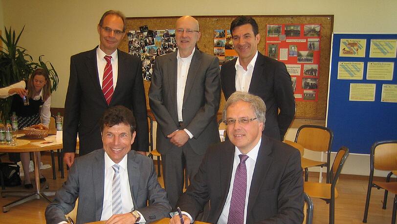 Sitzend, v. r.: Regierungspräsident Christoph Hillenbrand, Helmut Schmidbauer, Präsident des Bayerischen Tennis-Verbandes. Stehend v. r.: Carl-Uwe Steeb, Stadtschulrat Rainer Schweppe, Schulleiter Gerhard Becker. Sitzend, v. r.: Regierungspräsident Christoph Hillenbrand, Helmut Schmidbauer, Präsident des Bayerischen Tennis-Verbandes. Stehend v. r.: Carl-Uwe Steeb, Stadtschulrat Rainer Schweppe, Schulleiter Gerhard Becker.