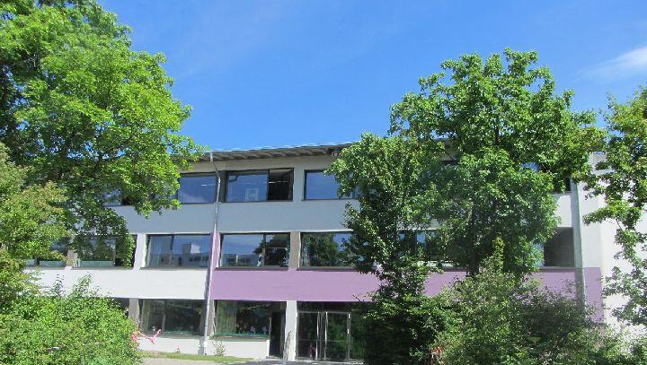 Die Mittelschule an der Guardinistraße 60. Die Mittelschule an der Guardinistraße 60.
