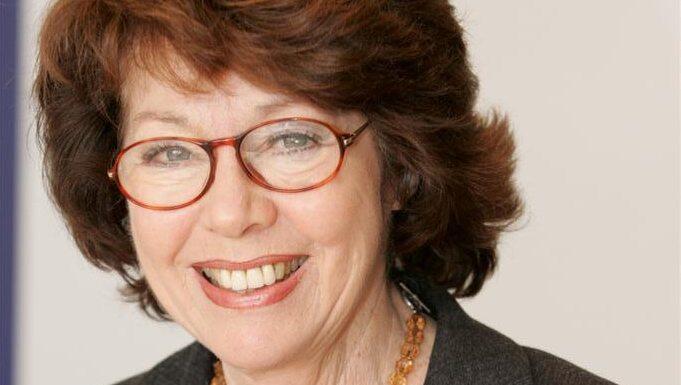 Dr. Marianne Koch klärt in ihrem Vortrag über Gesundheitsgefahren auf. Dr. Marianne Koch klärt in ihrem Vortrag über Gesundheitsgefahren auf.