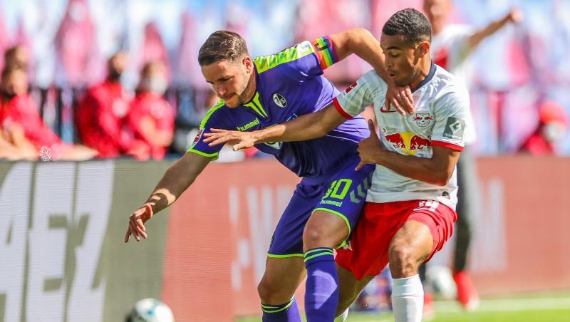 Der Freiburger Christian Günter (l) schirmt den Ball gegen Tyler Adams ab. Der Freiburger Christian Günter (l) schirmt den Ball gegen Tyler Adams ab.
