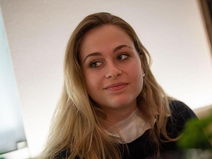 Sophia Flörsch, Rennfahrerin, sitzt bei einem Interview in einem Restaurant. Foto: Lino Mirgeler/dpa/Archivbild