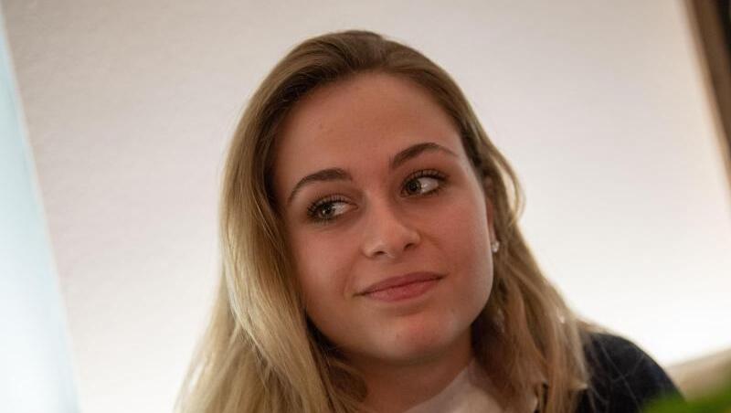 Sophia Flörsch, Rennfahrerin, sitzt bei einem Interview in einem Restaurant. Foto: Lino Mirgeler/dpa/Archivbild Sophia Flörsch, Rennfahrerin, sitzt bei einem Interview in einem Restaurant. Foto: Lino Mirgeler/dpa/Archivbild