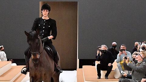 Charlotte Casiraghi eröffnet die Chanel-Show auf einem Pferd.