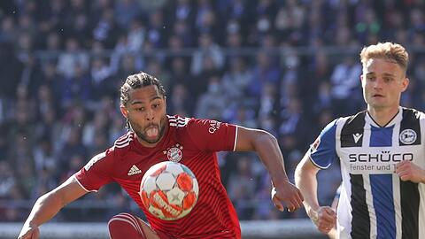 Bielefelds Amos Pieper (r) im Kampf um den Ball mit Münchens Serge Gnabry.