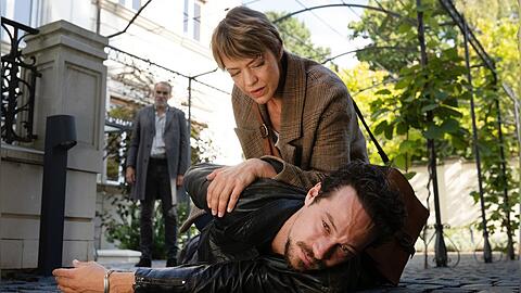 "Tatort: In seinen Augen": Ellen Berlinger (Heike Makatsch) hat Hannes Petzold (Klaus Steinbacher) zu Fall gebracht und kann ihn festnehmen.
