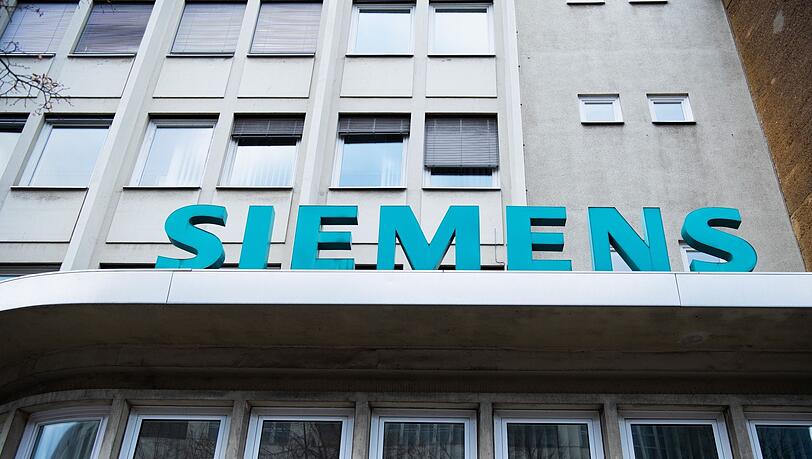 Der Schriftzug "Siemens" neben dem Eingangstor des Unternehmens.