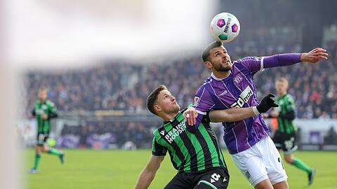 Die Osnabrücker um Dave Gnaase (r) setzten sich gegen Hannover 96 durch.