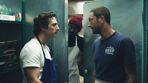 Vor allem zwischen Carmy (Jeremy Allen White, l.) und Richie (Ebon Moss-Bachrach) kracht es in regelmäßigen Abständen gewaltig.