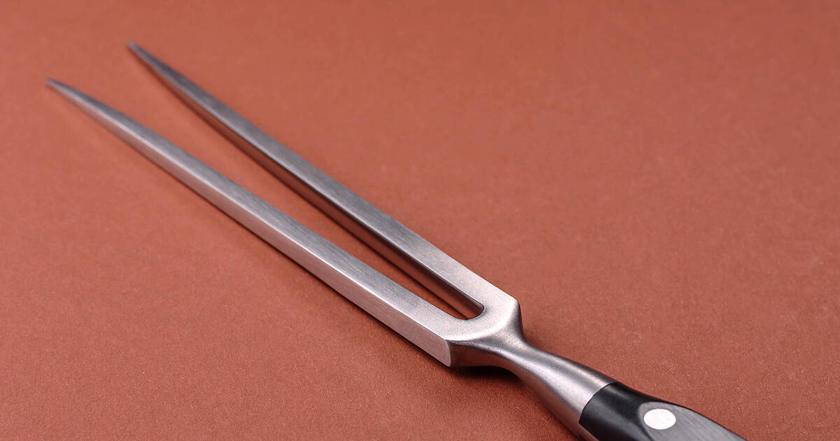 Zu-laut-gepfiffen-Seniorin-bedroht-Nachbarn-mit-Fleischgabel