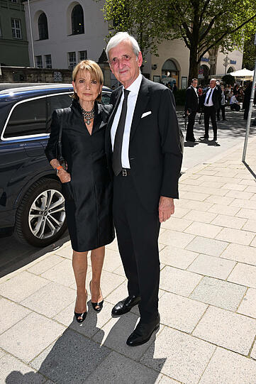 Uschi Glas mit Mann Dieter Hermann auf dem Weg zur Trauerfeier.