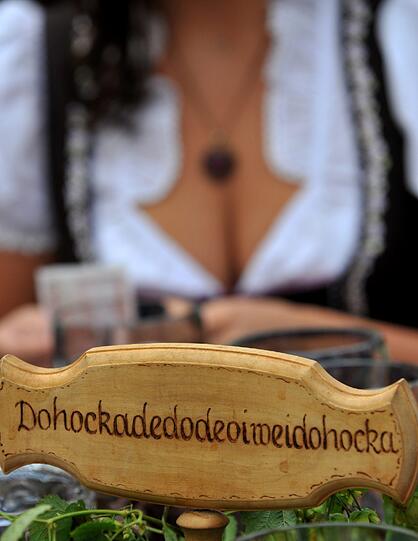 Es ist wie jedes Jahr: Oktoberfestbesucherinnen lassen tief blicken. Sehen Sie hier die schönsten Dekolletés auf der Theresienwiese.