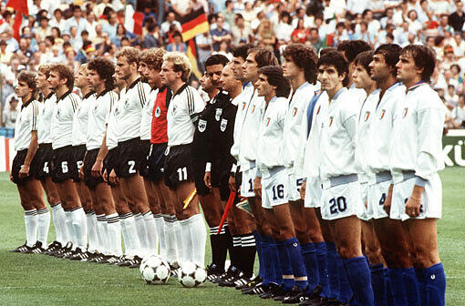 11. Juli 1982, Madrid, WM-Finale, Italien &ndash; Deutschland 3:1 Nach der &bdquo;Schmach von Gijon&ldquo;, dem Nichtangriffspakt beim 1:0 gegen Österreich, sowie der Attacke von Toni Schumacher gegen den Franzosen Patrick Battiston im Halbfinale hatte das deutsche Team wenig Sympathien. In der ersten Halbzeit hatte die Mannschaft von Jupp Derwall Glück, als Antonio Cabrini einen Elfmeter verschoss.