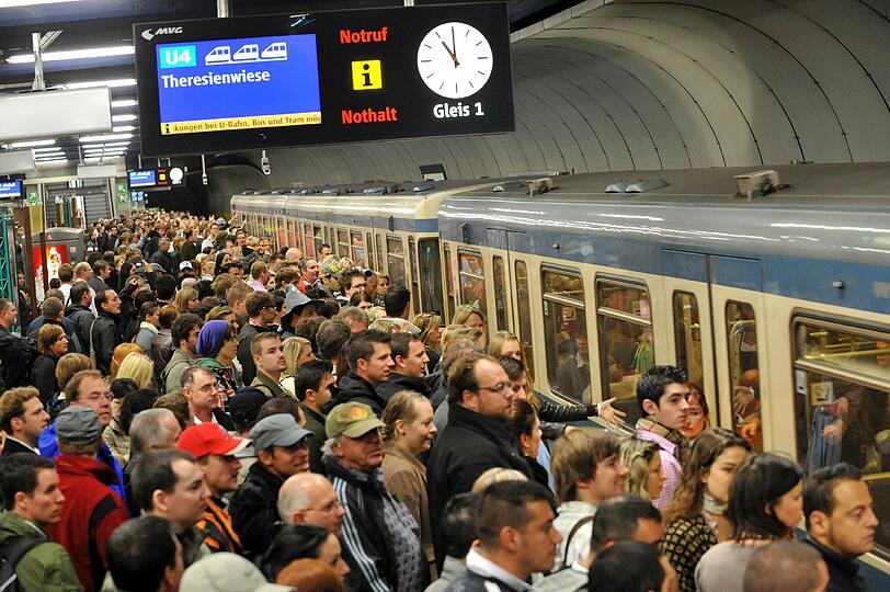 Es wird eng in der U-Bahn: Bis zu 1,5 Millionen Besucher drängen sich morgen und am Mittwoch auf die Wiesn und die Einheitsfeier.