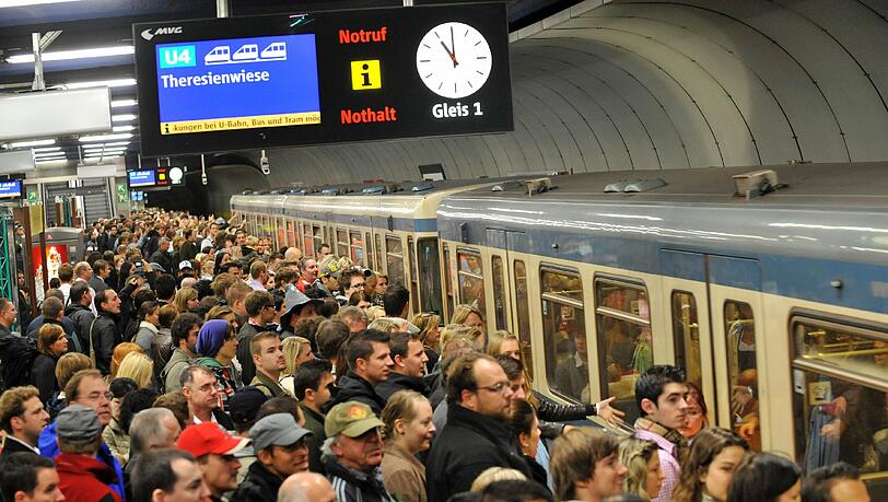 Es wird eng in der U-Bahn: Bis zu 1,5 Millionen Besucher drängen sich morgen und am Mittwoch auf die Wiesn und die Einheitsfeier. Es wird eng in der U-Bahn: Bis zu 1,5 Millionen Besucher drängen sich morgen und am Mittwoch auf die Wiesn und die Einheitsfeier.