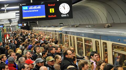 Es wird eng in der U-Bahn: Bis zu 1,5 Millionen Besucher drängen sich morgen und am Mittwoch auf die Wiesn und die Einheitsfeier.