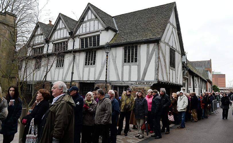 Der in der Kathedrale von Leicester aufgebahrte Sarg des früheren Königs Richard III. ist zum Publikumsmagneten geworden.