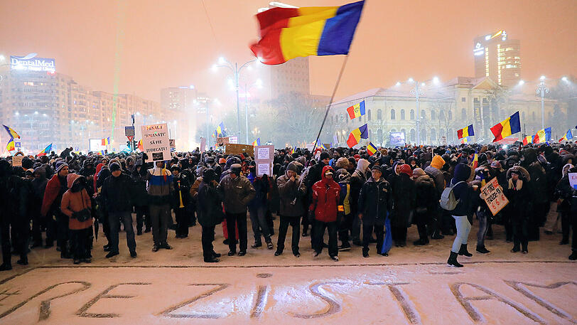 Wetterfest: Demonstranten in Bukarest. Trotz heftigen Schneefalls waren wieder tausende Menschen gegen die sozialliberale Regierung von Ministerpräsident Grindeanu auf die Straße gegangen.