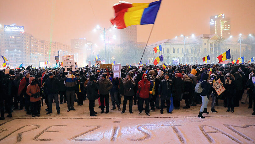 Wetterfest: Demonstranten in Bukarest. Trotz heftigen Schneefalls waren wieder tausende Menschen gegen die sozialliberale Regierung von Ministerpräsident Grindeanu auf die Straße gegangen. Wetterfest: Demonstranten in Bukarest. Trotz heftigen Schneefalls waren wieder tausende Menschen gegen die sozialliberale Regierung von Ministerpräsident Grindeanu auf die Straße gegangen.